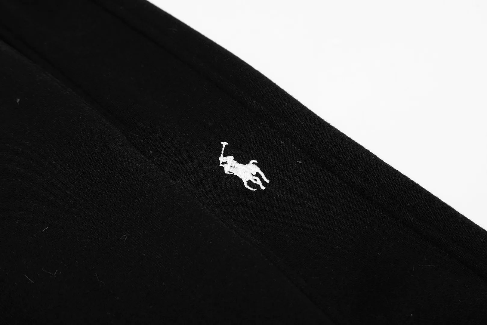 P250 Top quality" Style number: T7001# [Ralph Lauren solid color pony embroidered logo thickened and velvet wide-leg trousers] ✅Ralph Lauren classic basic versatile unisex fall and winter wide-leg spliced velvet straight pants ✅Pure cotton high-gram thick velvet fabric The upper body is comfortable and warm ✅The version is restored to the original version The maximum size can be worn up to 170 pounds Loose, comfortable and stress-free ✅The upper body is simple and easy to wear A must-have for ootd. Good-looking clothes are never picky. A must-have in couples’ wardrobes. Size: S-XL. Color: floral gray black.